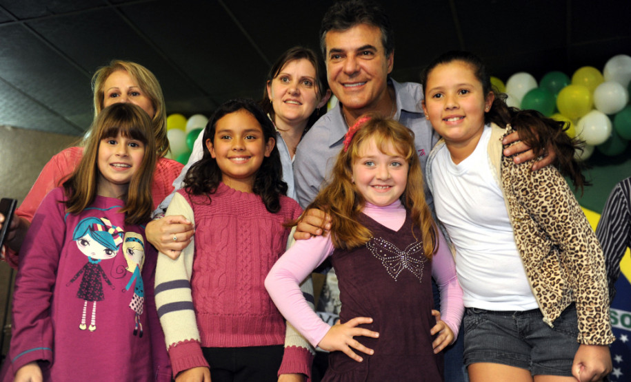 Governador Beto Richa, acompanhado pelo prefeito Alvaro Felipe Valério, deputados Valdir Rossoni, Ademar Traiano, Nereu Moura e demais autoridades, assina autorização de construção da Escola Estadual Terezinha R. da Rocha.
Clevelândia, 15/05/2014