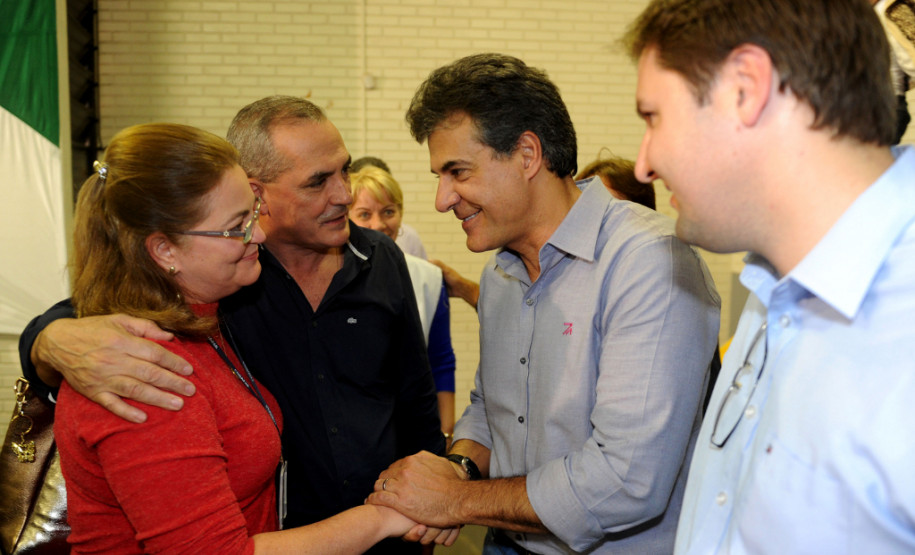 Governador Beto Richa, acompanhado pelo prefeito Alvaro Felipe Valério, deputados Valdir Rossoni, Ademar Traiano, Nereu Moura e demais autoridades, assina autorização de construção da Escola Estadual Terezinha R. da Rocha.
Clevelândia, 15/05/2014