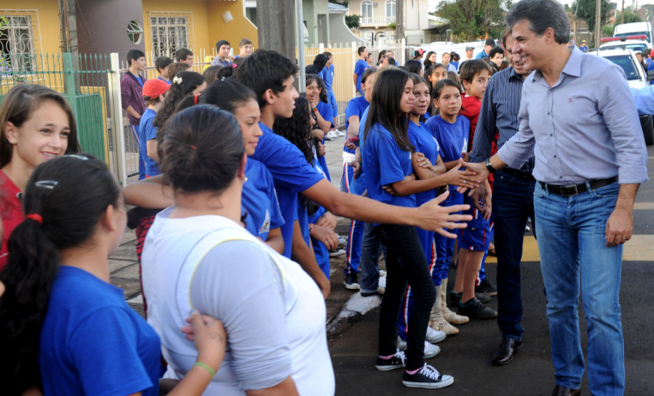 Governador Beto Richa, acompanhado pelo prefeito Alvaro Felipe Valério, deputados Valdir Rossoni, Ademar Traiano, Nereu Moura e demais autoridades, assina autorização de construção da Escola Estadual Terezinha R. da Rocha.
Clevelândia, 15/05/2014