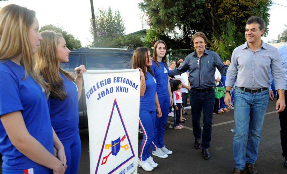 Governador Beto Richa, acompanhado pelo prefeito Alvaro Felipe Valério, deputados Valdir Rossoni, Ademar Traiano, Nereu Moura e demais autoridades, assina autorização de construção da Escola Estadual Terezinha R. da Rocha.
Clevelândia, 15/05/2014