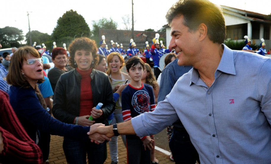 Governador Beto Richa, acompanhado pelo prefeito Alvaro Felipe Valério, deputados Valdir Rossoni, Ademar Traiano, Nereu Moura e demais autoridades, assina autorização de construção da Escola Estadual Terezinha R. da Rocha.
Clevelândia, 15/05/2014