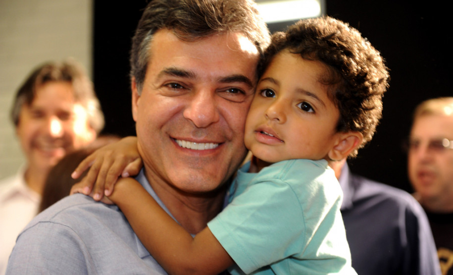 Governador Beto Richa, acompanhado pelo prefeito Alvaro Felipe Valério, deputados Valdir Rossoni, Ademar Traiano, Nereu Moura e demais autoridades, assina autorização de construção da Escola Estadual Terezinha R. da Rocha.
Clevelândia, 15/05/2014