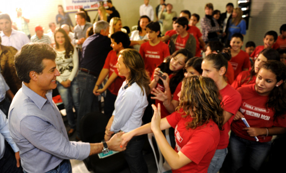 Governador Beto Richa, acompanhado pelo prefeito Alvaro Felipe Valério, deputados Valdir Rossoni, Ademar Traiano, Nereu Moura e demais autoridades, assina autorização de construção da Escola Estadual Terezinha R. da Rocha.
Clevelândia, 15/05/2014