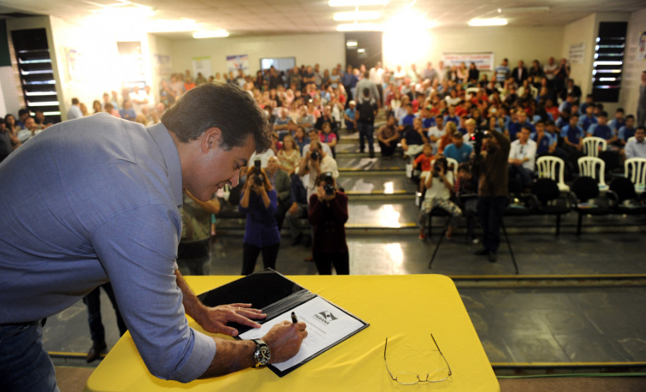 Governador Beto Richa, acompanhado pelo prefeito Alvaro Felipe Valério, deputados Valdir Rossoni, Ademar Traiano, Nereu Moura e demais autoridades, assina autorização de construção da Escola Estadual Terezinha R. da Rocha.
Clevelândia, 15/05/2014