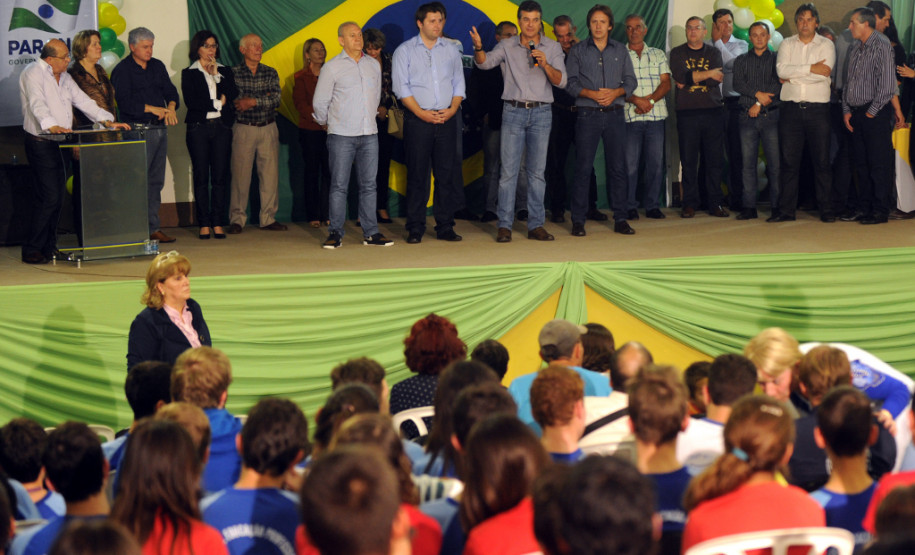 Governador Beto Richa, acompanhado pelo prefeito Alvaro Felipe Valério, deputados Valdir Rossoni, Ademar Traiano, Nereu Moura e demais autoridades, assina autorização de construção da Escola Estadual Terezinha R. da Rocha.
Clevelândia, 15/05/2014