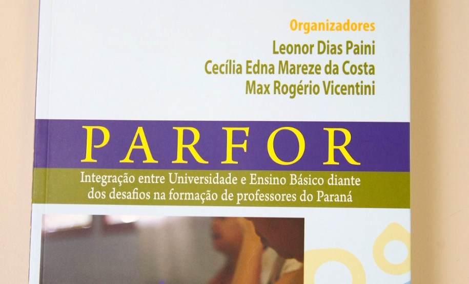 Livro da Universidade Estadual de Maringá (UEM) trata sobre a qualificação de professores no Estado do Paraná.