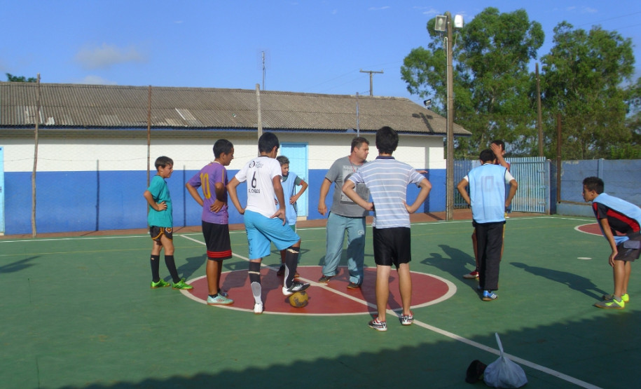Eles participam das aulas de futsal, artesanato, teatro e de acompanhamento pedagógico que têm incentivado a aprendizagem e o convívio entre os estudantes.