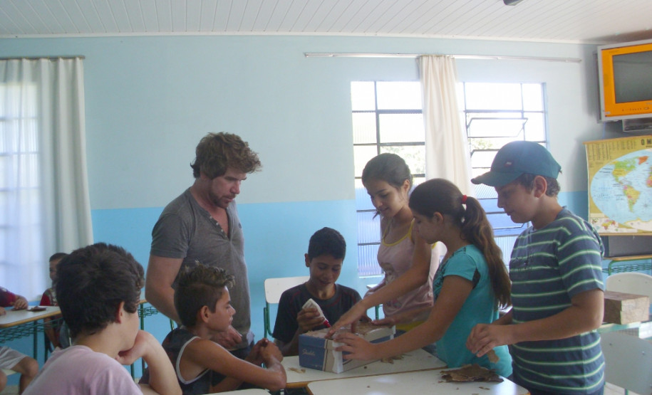 Eles participam das aulas de futsal, artesanato, teatro e de acompanhamento pedagógico que têm incentivado a aprendizagem e o convívio entre os estudantes.