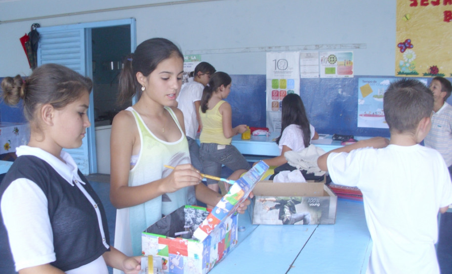 Eles participam das aulas de futsal, artesanato, teatro e de acompanhamento pedagógico que têm incentivado a aprendizagem e o convívio entre os estudantes.
