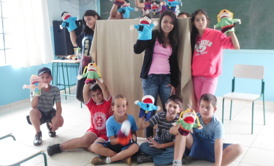 Eles participam das aulas de futsal, artesanato, teatro e de acompanhamento pedagógico que têm incentivado a aprendizagem e o convívio entre os estudantes.
