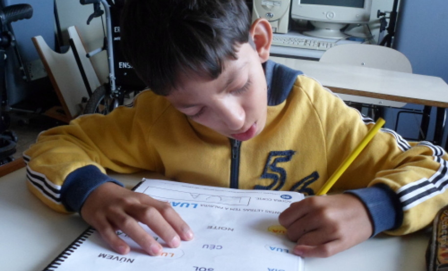 Escola de Cascavel implantou projeto Comunicação Alternativa, com uso de tablets e de software para trabalhar comunicação.