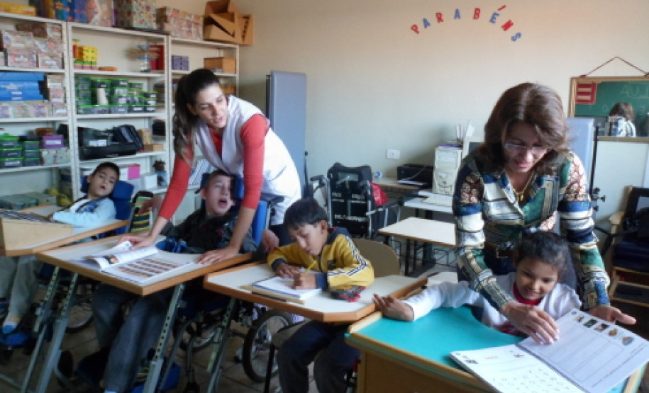 Escola de Cascavel implantou projeto Comunicação Alternativa, com uso de tablets e de software para trabalhar comunicação.