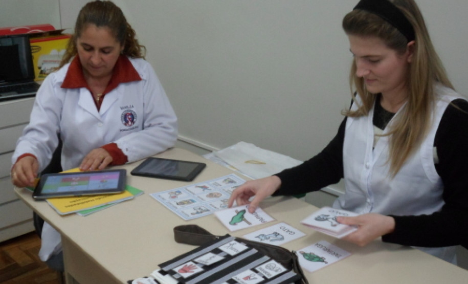 Escola de Cascavel implantou projeto Comunicação Alternativa, com uso de tablets e de software para trabalhar comunicação.