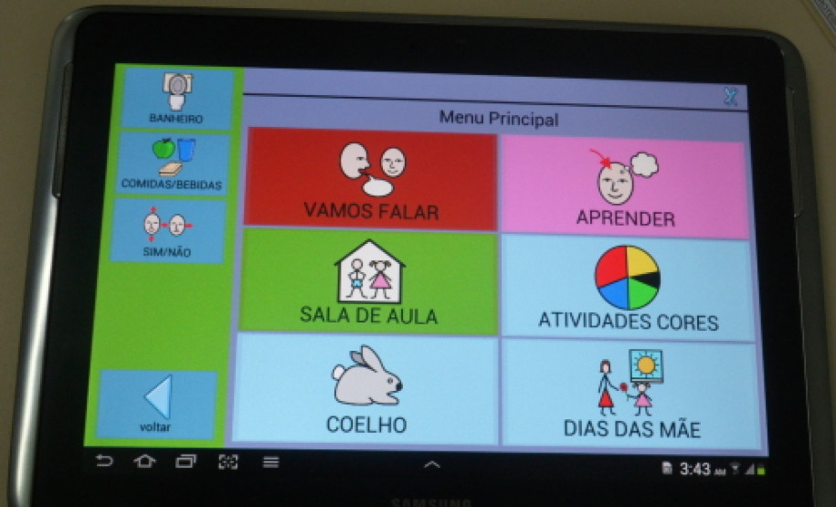 Escola de Cascavel implantou projeto Comunicação Alternativa, com uso de tablets e de software para trabalhar comunicação.