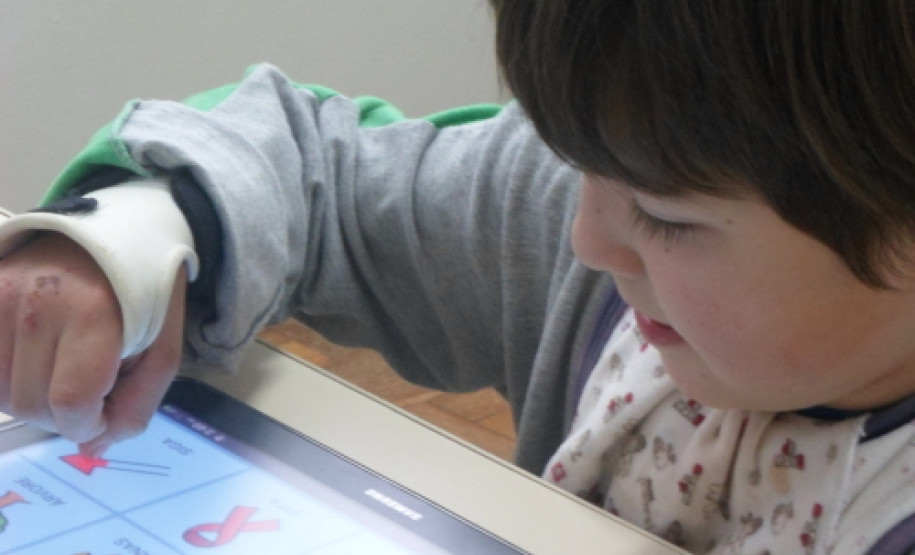 Escola de Cascavel implantou projeto Comunicação Alternativa, com uso de tablets e de software para trabalhar comunicação.