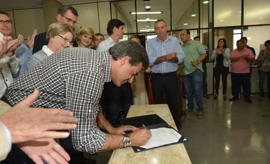 Governador assinou ordens de serviços para obras de novas estruturas para duas escolas: o Jardim Canadá, em Cascavel, e o Dilma Angélico, em Catanduvas.16/05/2014.