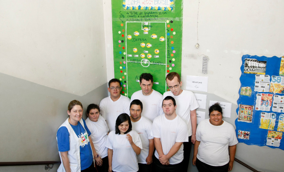 No Colégio de Educação Especial Mercedes Stresser, em Curitiba, as atividades estão acontecendo nas disciplinas de Educação Física e de Arte. Cerca de 40 alunos trazem materiais relacionados ao futebol e estão montando painéis que são distribuídos por toda a escola.