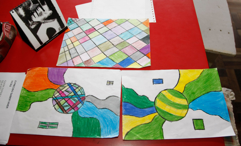 No Colégio de Educação Especial Mercedes Stresser, em Curitiba, as atividades estão acontecendo nas disciplinas de Educação Física e de Arte. Cerca de 40 alunos trazem materiais relacionados ao futebol e estão montando painéis que são distribuídos por toda a escola.