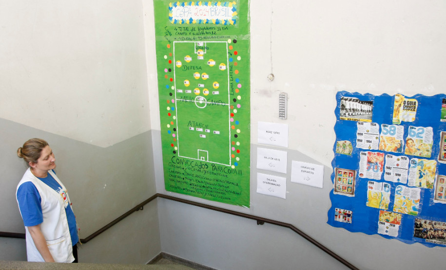 No Colégio de Educação Especial Mercedes Stresser, em Curitiba, as atividades estão acontecendo nas disciplinas de Educação Física e de Arte. Cerca de 40 alunos trazem materiais relacionados ao futebol e estão montando painéis que são distribuídos por toda a escola.