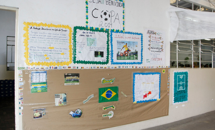 No Colégio de Educação Especial Mercedes Stresser, em Curitiba, as atividades estão acontecendo nas disciplinas de Educação Física e de Arte. Cerca de 40 alunos trazem materiais relacionados ao futebol e estão montando painéis que são distribuídos por toda a escola.