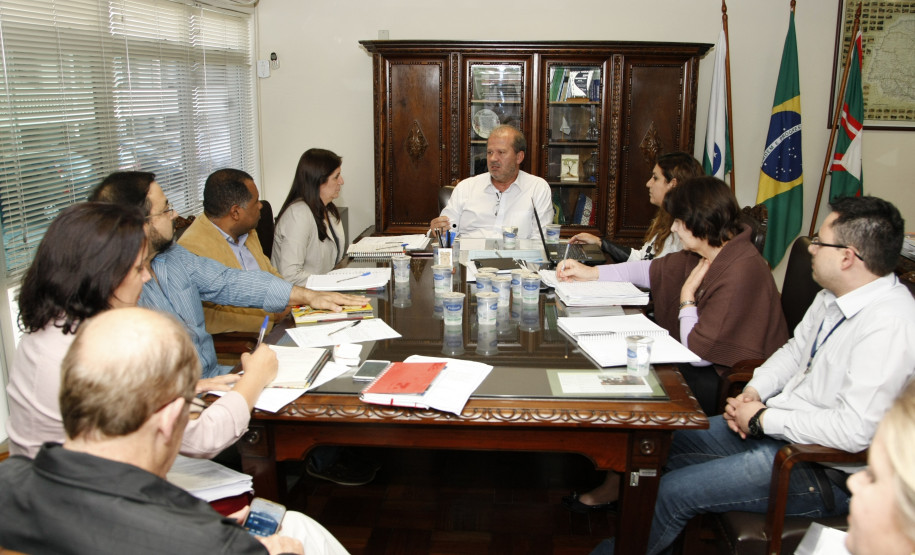 Junto com outras instituições serão estudados a dobra de padrão para professores com cargo de 20 horas e Educação Especial.