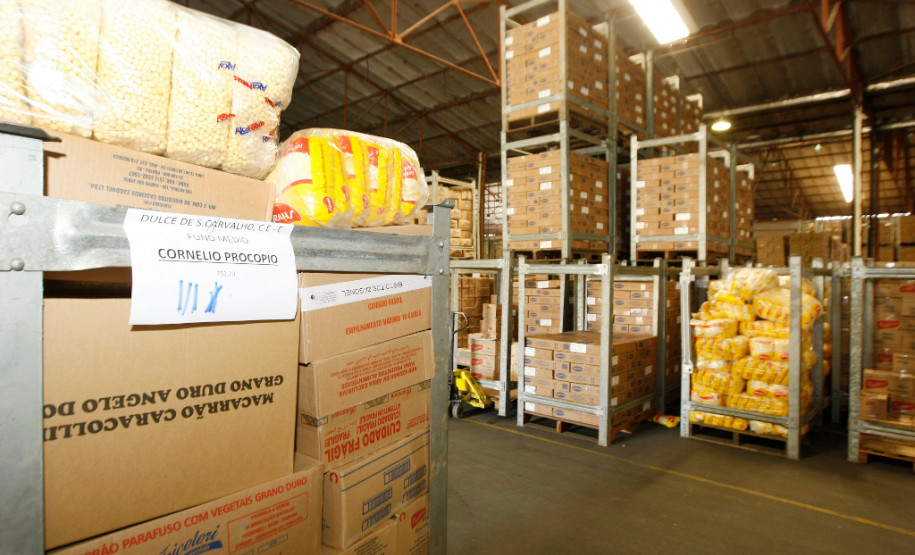 Um único bloco, embalado em fita plástica de alta resistência e personalizado. É assim que os lotes de alimentos para a merenda escolar passaram a ser enviados pela Secretaria da Educação para as escolas da rede pública em todo o Paraná. A novidade garante mais segurança e rapidez na hora de entregar dos alimentos. 21-05-14.