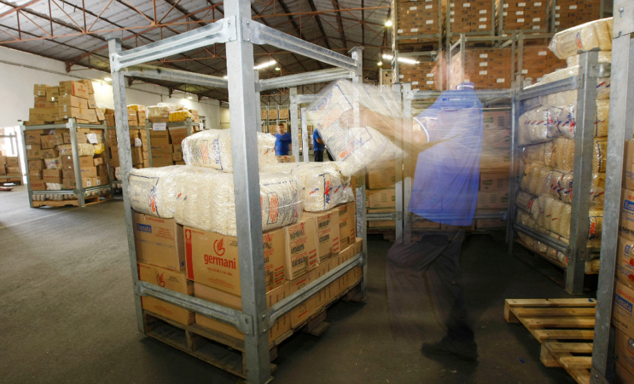 Um único bloco, embalado em fita plástica de alta resistência e personalizado. É assim que os lotes de alimentos para a merenda escolar passaram a ser enviados pela Secretaria da Educação para as escolas da rede pública em todo o Paraná. A novidade garante mais segurança e rapidez na hora de entregar dos alimentos. 21-05-14.