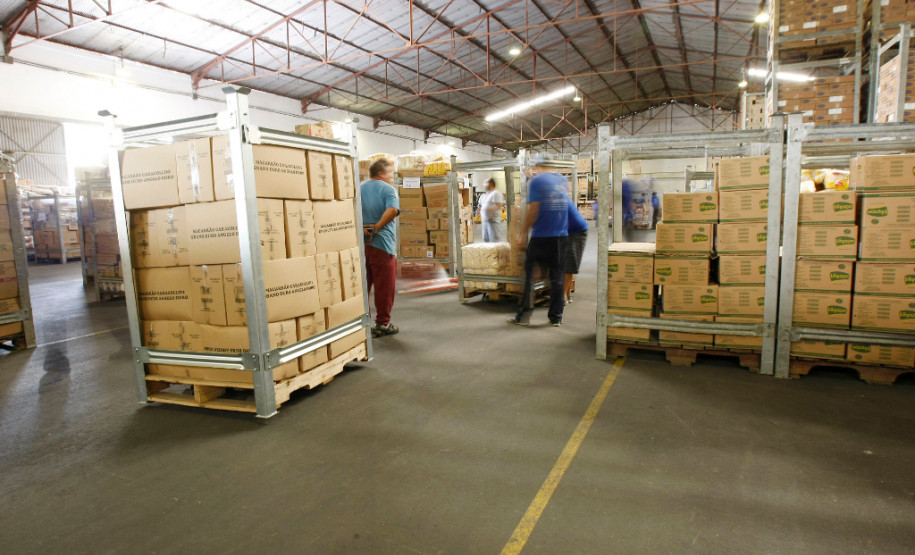 Um único bloco, embalado em fita plástica de alta resistência e personalizado. É assim que os lotes de alimentos para a merenda escolar passaram a ser enviados pela Secretaria da Educação para as escolas da rede pública em todo o Paraná. A novidade garante mais segurança e rapidez na hora de entregar dos alimentos. 21-05-14.