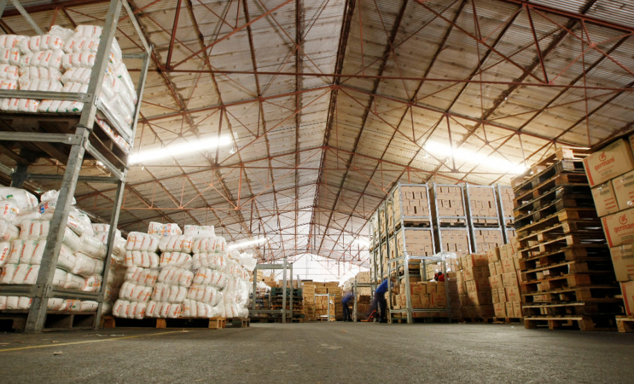 Um único bloco, embalado em fita plástica de alta resistência e personalizado. É assim que os lotes de alimentos para a merenda escolar passaram a ser enviados pela Secretaria da Educação para as escolas da rede pública em todo o Paraná. A novidade garante mais segurança e rapidez na hora de entregar dos alimentos. 21-05-14.