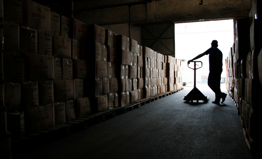 Um único bloco, embalado em fita plástica de alta resistência e personalizado. É assim que os lotes de alimentos para a merenda escolar passaram a ser enviados pela Secretaria da Educação para as escolas da rede pública em todo o Paraná. A novidade garante mais segurança e rapidez na hora de entregar dos alimentos. 21-05-14.