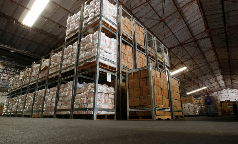 Um único bloco, embalado em fita plástica de alta resistência e personalizado. É assim que os lotes de alimentos para a merenda escolar passaram a ser enviados pela Secretaria da Educação para as escolas da rede pública em todo o Paraná. A novidade garante mais segurança e rapidez na hora de entregar dos alimentos. 21-05-14.