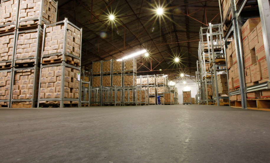 Um único bloco, embalado em fita plástica de alta resistência e personalizado. É assim que os lotes de alimentos para a merenda escolar passaram a ser enviados pela Secretaria da Educação para as escolas da rede pública em todo o Paraná. A novidade garante mais segurança e rapidez na hora de entregar dos alimentos. 21-05-14.