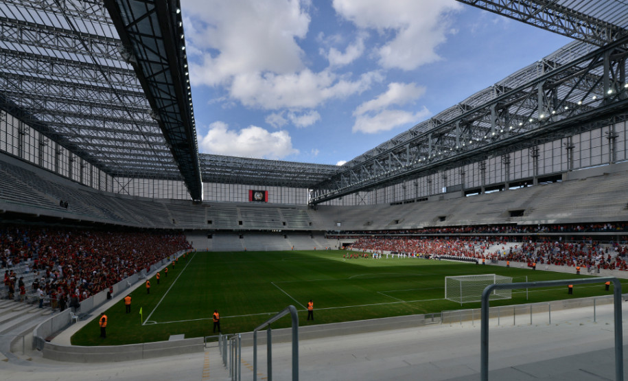 Em Curitiba, 1.600 estudantes, de 55 escolas da rede pública estadual, ganharam ingressos para assistir a um dos quatro jogos disputados na capital.