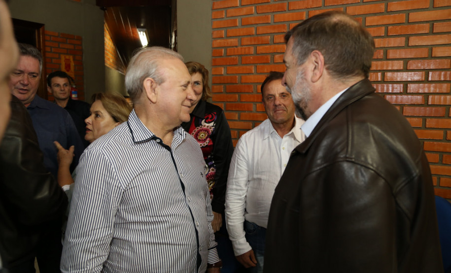 A população de Coronel Vivida, na região Sudoeste do Estado, esperou por 24 anos a construção de um novo prédio para o Colégio Estadual Tancredo Neves. Nesta quinta-feira (22), o vice-governador, Flávio Arns, e o secretário de Estado da Educação, Paulo Schmidt, assinaram a ordem de construção para obra, que começa na próxima semana.