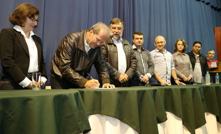 A população de Coronel Vivida, na região Sudoeste do Estado, esperou por 24 anos a construção de um novo prédio para o Colégio Estadual Tancredo Neves. Nesta quinta-feira (22), o vice-governador, Flávio Arns, e o secretário de Estado da Educação, Paulo Schmidt, assinaram a ordem de construção para obra, que começa na próxima semana.