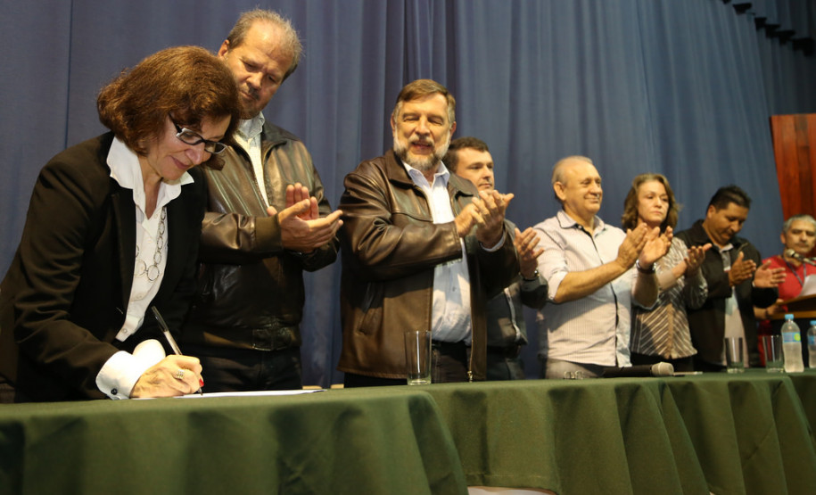 A população de Coronel Vivida, na região Sudoeste do Estado, esperou por 24 anos a construção de um novo prédio para o Colégio Estadual Tancredo Neves. Nesta quinta-feira (22), o vice-governador, Flávio Arns, e o secretário de Estado da Educação, Paulo Schmidt, assinaram a ordem de construção para obra, que começa na próxima semana.