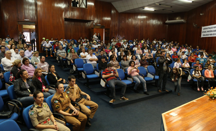 A população de Coronel Vivida, na região Sudoeste do Estado, esperou por 24 anos a construção de um novo prédio para o Colégio Estadual Tancredo Neves. Nesta quinta-feira (22), o vice-governador, Flávio Arns, e o secretário de Estado da Educação, Paulo Schmidt, assinaram a ordem de construção para obra, que começa na próxima semana.