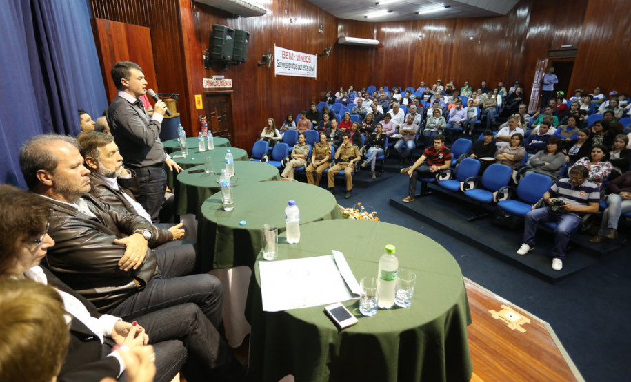 A população de Coronel Vivida, na região Sudoeste do Estado, esperou por 24 anos a construção de um novo prédio para o Colégio Estadual Tancredo Neves. Nesta quinta-feira (22), o vice-governador, Flávio Arns, e o secretário de Estado da Educação, Paulo Schmidt, assinaram a ordem de construção para obra, que começa na próxima semana.