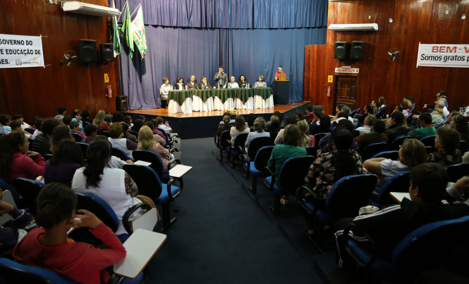 A população de Coronel Vivida, na região Sudoeste do Estado, esperou por 24 anos a construção de um novo prédio para o Colégio Estadual Tancredo Neves. Nesta quinta-feira (22), o vice-governador, Flávio Arns, e o secretário de Estado da Educação, Paulo Schmidt, assinaram a ordem de construção para obra, que começa na próxima semana.