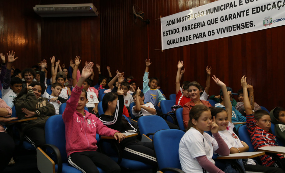 A população de Coronel Vivida, na região Sudoeste do Estado, esperou por 24 anos a construção de um novo prédio para o Colégio Estadual Tancredo Neves. Nesta quinta-feira (22), o vice-governador, Flávio Arns, e o secretário de Estado da Educação, Paulo Schmidt, assinaram a ordem de construção para obra, que começa na próxima semana.