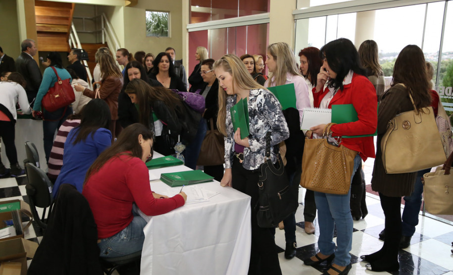 Pela manhã, o secretário da Educação participou da abertura do IV Seminário de Educação em Tempo Integral das escolas públicas da região Sudoeste, que contou com a presença de mais de 400 professores das redes pública estadual e municipal.