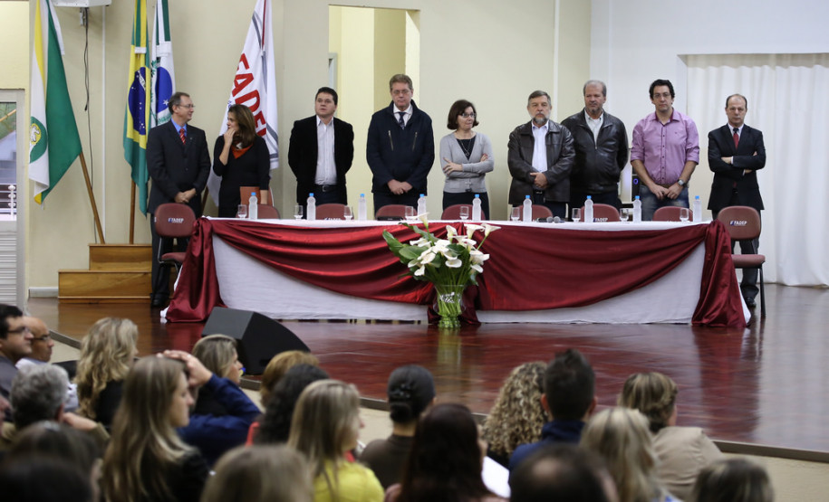 Pela manhã, o secretário da Educação participou da abertura do IV Seminário de Educação em Tempo Integral das escolas públicas da região Sudoeste, que contou com a presença de mais de 400 professores das redes pública estadual e municipal.