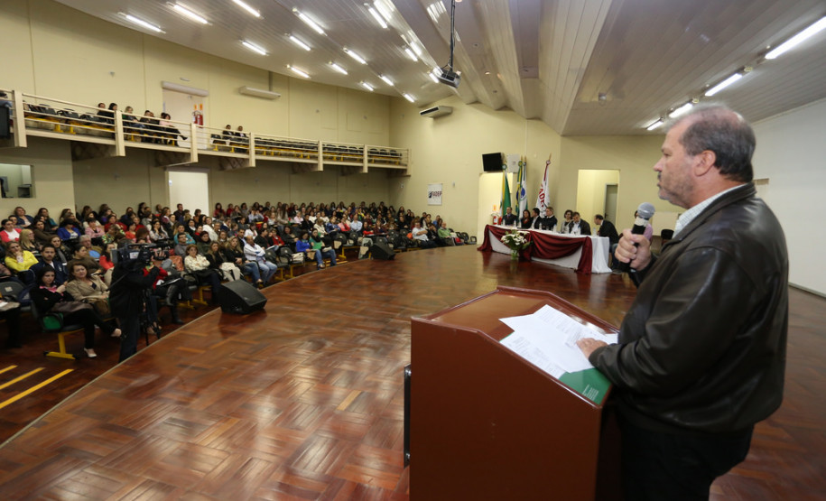 Pela manhã, o secretário da Educação participou da abertura do IV Seminário de Educação em Tempo Integral das escolas públicas da região Sudoeste, que contou com a presença de mais de 400 professores das redes pública estadual e municipal.