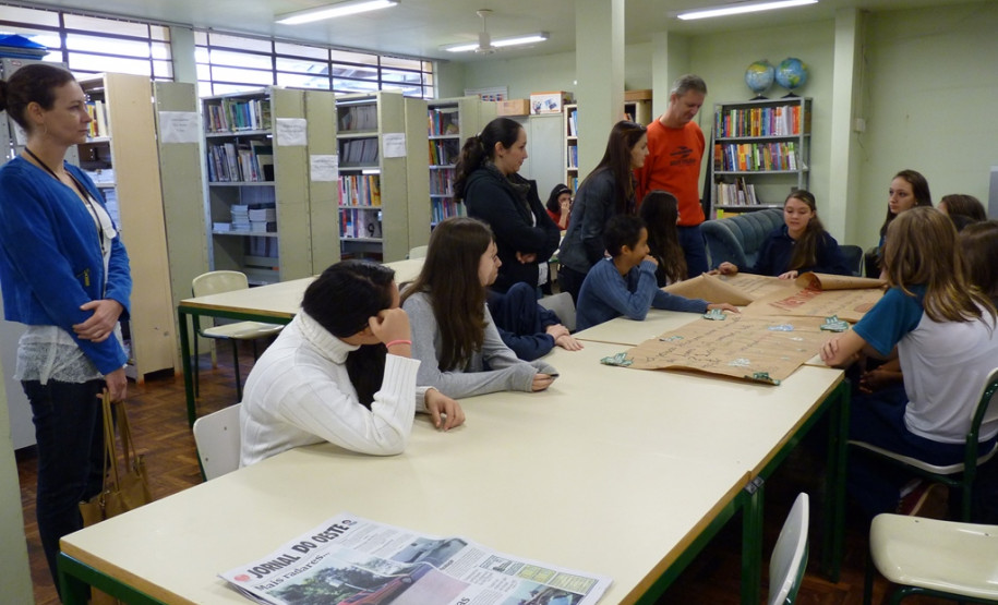 Trabalho desenvolvido por professora de Toledo forma leitores de obras clássicas. Alunos de projeto também fazem cartazes a partir das histórias lidas.