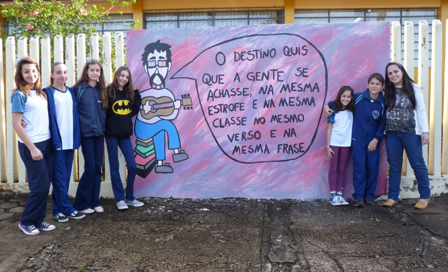 Trabalho desenvolvido por professora de Toledo forma leitores de obras clássicas. Alunos de projeto também fazem cartazes a partir das histórias lidas.