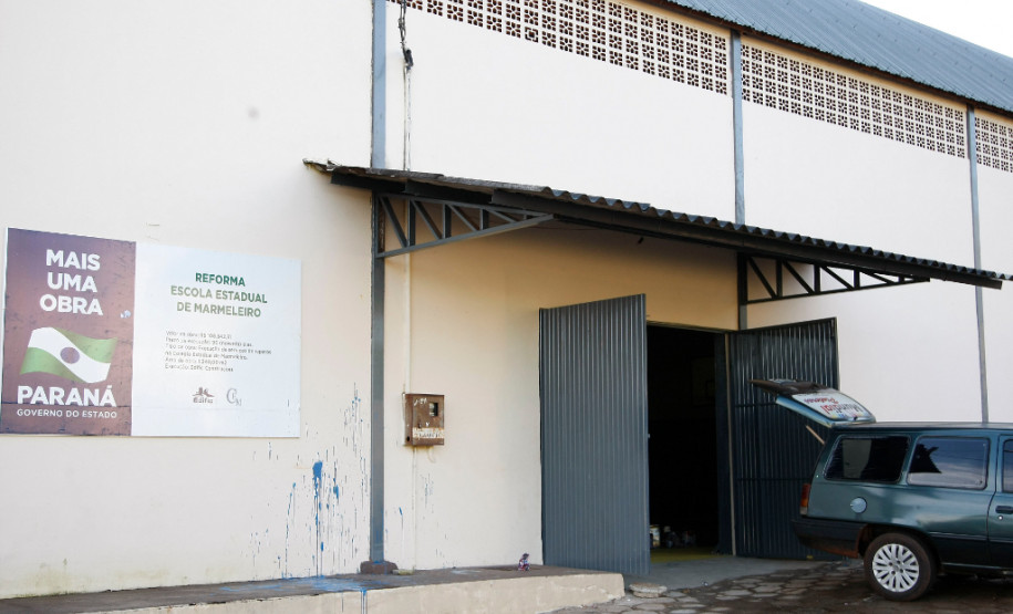 Recursos descentralizados garantem obras mais rápidas Colégio Estadual de Marmeleiro recebeu verba descentralizada para pintura e manutenção da quadra esportiva. 15-05-14.