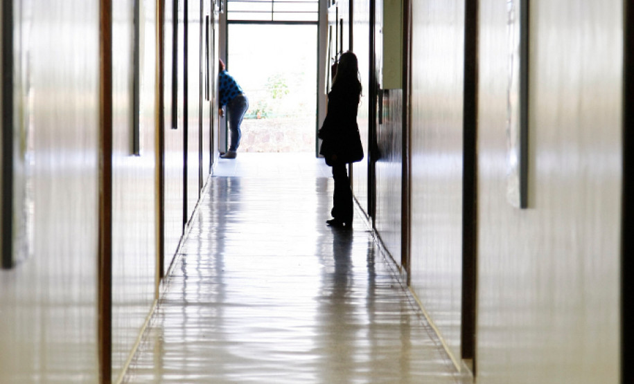 Recursos descentralizados garantem obras mais rápidas Colégio Estadual de Marmeleiro recebeu verba descentralizada para pintura e manutenção da quadra esportiva. 15-05-14.