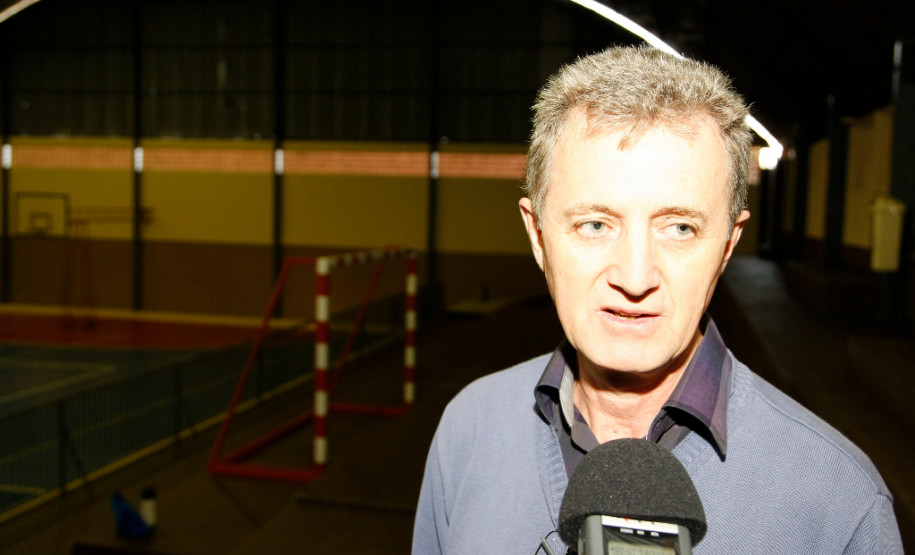 Recursos descentralizados garantem obras mais rápidas Colégio Estadual de Marmeleiro recebeu verba descentralizada para pintura e manutenção da quadra esportiva. 15-05-14.