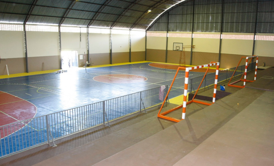 Recursos descentralizados garantem obras mais rápidas Colégio Estadual de Marmeleiro recebeu verba descentralizada para pintura e manutenção da quadra esportiva. 15-05-14.