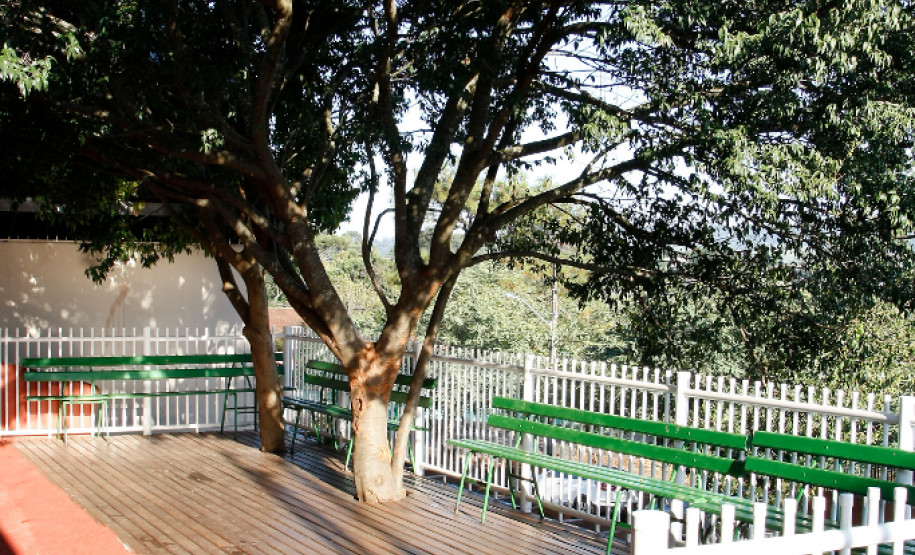 Recursos descentralizados garantem obras mais rápidas Colégio Estadual de Marmeleiro recebeu verba descentralizada para pintura e manutenção da quadra esportiva. 15-05-14.